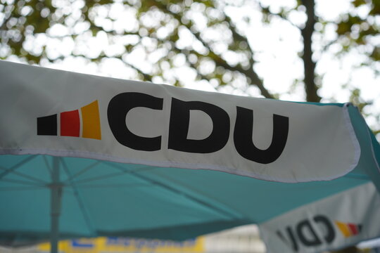 Logo der CDU auf dem Sonnenschirm eines Wahlkampfstands in Berlin am 19.09.2026