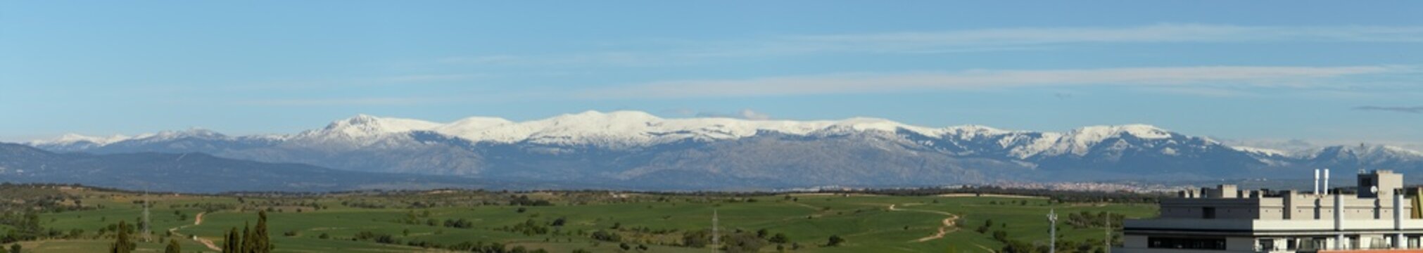 Vista de la Sierra de Guadarrama desde Fuencarral, zona norte de Madrid. Nieve en sus picos acumulada durante todo el invierno.