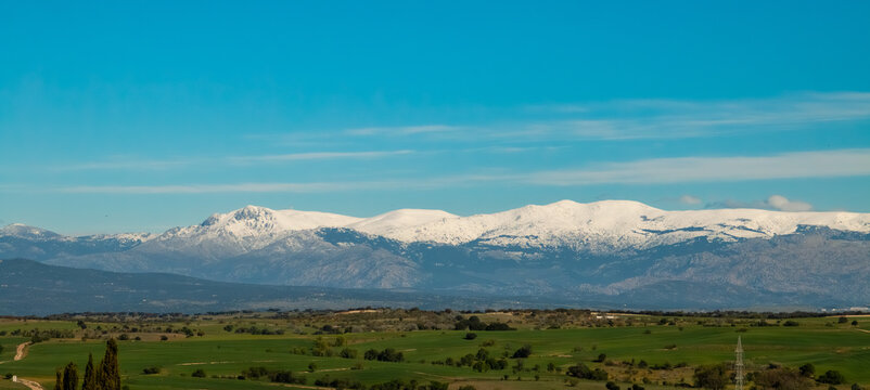 Vista de la Sierra de Guadarrama desde Fuencarral, zona norte de Madrid. Nieve en sus picos acumulada durante todo el invierno.