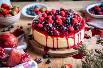 Vibrant berry cheesecake with pomegranate © Rawpixel.com