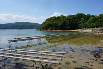 Obraz premium 2026年夏の岡山県長島の海と島にかかる桟橋の風景、横向き