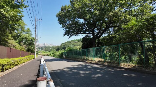 若葉台や長峰の町を望む坂浜の坂道風景 - 東京都稲城市, 日本