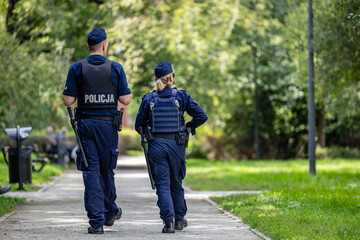 Para policjantów prewencji na kontroli w mieście.  © FotoDax