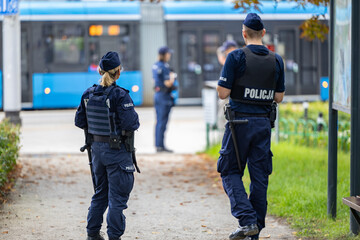 Para policjantów prewencji na kontroli w mieście.  © FotoDax