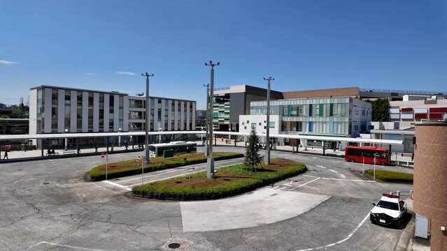 青空が広がる京王線若葉台駅前のロータリーと街並み - 東京都稲城市, 日本