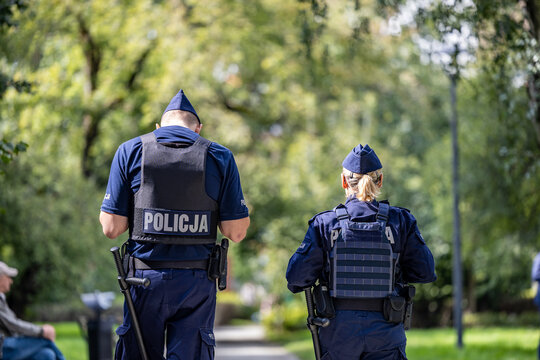 Para policjant&oacute;w prewencji na kontroli w mieście. 