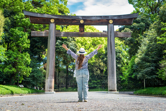 Mujer turista con sombrero disfrutando su visita por el santuario de Meiji, en Tokio, Jap&oacute;n