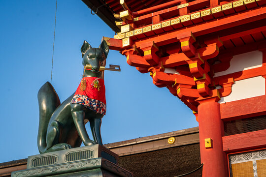 Estatua de zorro. Representaci&oacute;n de un kitsune, situado en el famoso santuario sinto&iacute;sta Fushimi Inari-taisha en Kioto.