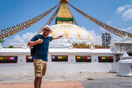 Turista visitando y se&ntilde;alando la estupa budista boudhanath de la ciudad de Katmand&uacute;, en Nepal