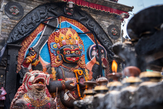 Inciensos y velas ardiendo ante la imagen de kaal bhairav, en templo hinduista de Katmand&uacute;, Nepal. Plaza Durbar