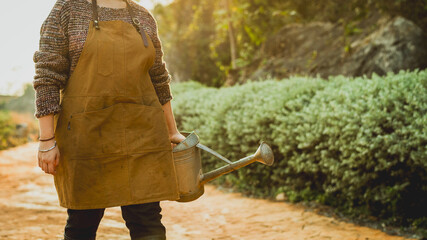 Gardener standing with watering can © Rawpixel.com