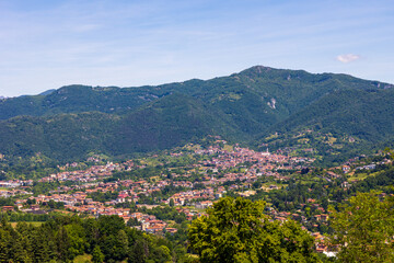Obraz premium Panoramic view of the Parco dei Colli di Bergamo from the Castello di San Vigilio in Bergamo