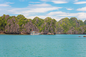 Obraz premium Picturesque Halong Bay on a sunny day. Magnificent natural scenery.