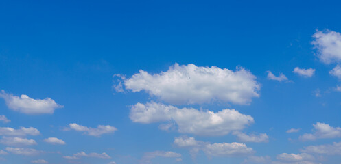Obraz premium Blue sky with white clouds as the background