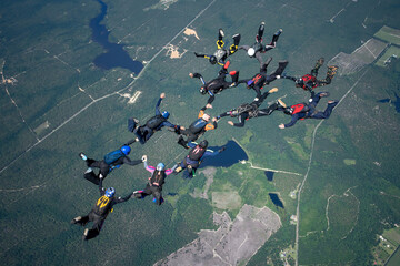 Skydivers holding hands, achieving the goal of the jump. © Mauricio G