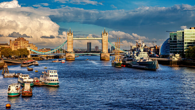  Tower Bridge on the River Thames in London