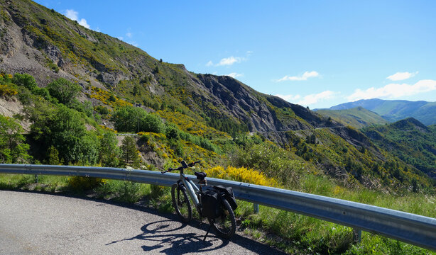 En v&eacute;lo sur le plateau de Saint-Geniez. G&eacute;oparc - Saint-Geniez - Massif des Monges - Alpes-de-Haute-Provence.	