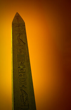 Istanbul, Turkey: Dikilitas, the Obelisk of Theodosius, an Egyptian obelisk of Pharaoh Thutmose III in the Hippodrome of Constantinople, known today as At Meydani or Sultanahmet 