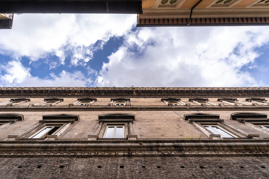 Historische Palastfassade aus der Froschperspektive in Rom
