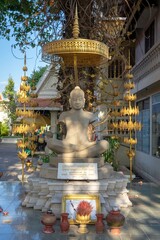 Meditierende Steinfigur unter goldenem Baldachin in Phnom Penh © Christoph