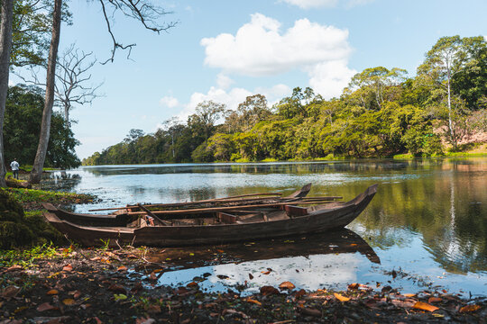 Traditionelles Holzboot am ruhigen Wasser bei Angkor