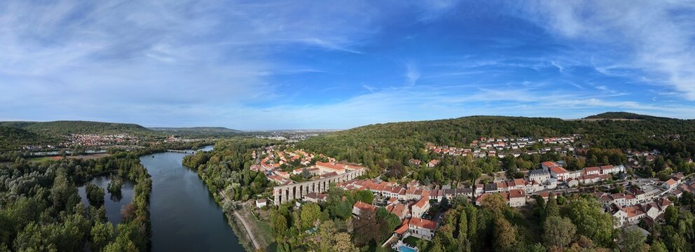 vue a&eacute;rienne panoramique de Jouy-aux-Arches, commune connue pour les vestiges de son aqueduc romain restaur&eacute;e. La ville est au bord de la Moselle, &agrave; proximit&eacute; de Metz en Lorraine. France 2026