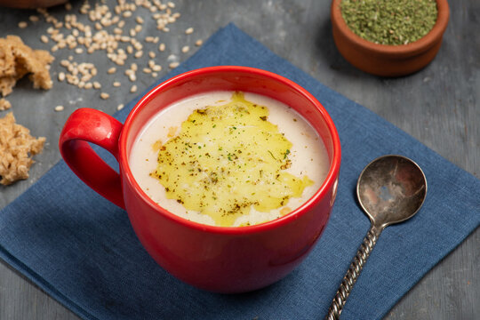 Traditional Maraş sıkma tarhana soup with dried mint
