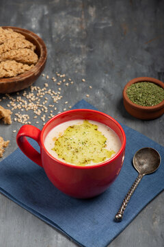 Traditional Maraş sıkma tarhana soup with dried mint