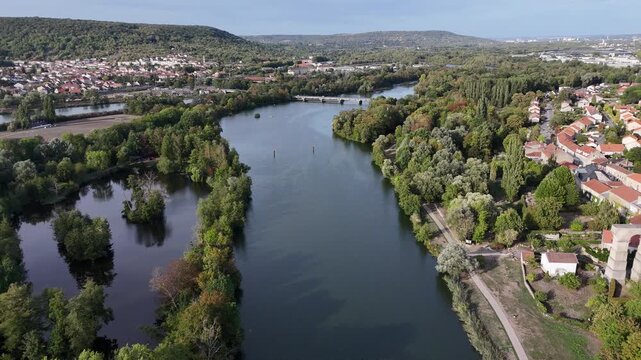vue a&eacute;rienne panoramique de la Moselle avec une partie canalis&eacute;e pour la navigation des p&eacute;niches et des transports fluviaux. Apr&egrave;s la s&eacute;cheresse de l'&eacute;t&eacute; 2026 la v&eacute;g&eacute;tation et les arbres ont souffert