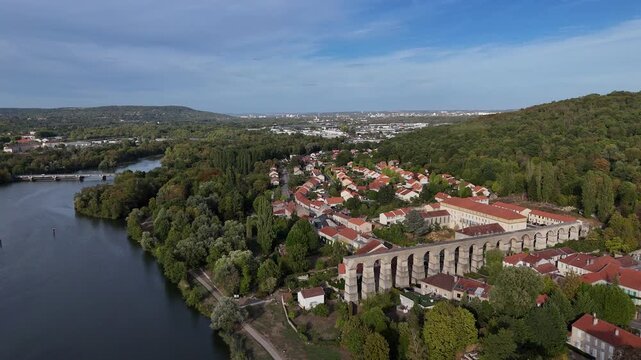 vue a&eacute;rienne panoramique de Jouy-aux-Arches et des vestiges historiques de son aqueduc romain qui passe au travers des rues de la commune, situ&eacute; pr&egrave;s de Metz, en Moselle. France septembre 2026 