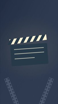 Clap de cin&eacute;ma s&rsquo;ouvrant et se fermant devant des bandes de pellicule