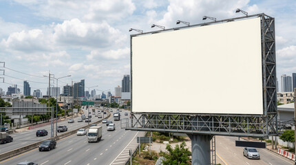Fototapeta premium Blank Billboard Overlooking Busy City Highway Traffic And Skyline