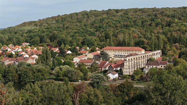vue a&eacute;rienne panoramique de Jouy-aux-Arches et des vestiges historiques de son aqueduc romain qui passe au travers des rues de la commune, situ&eacute; pr&egrave;s de Metz, en Moselle. France septembre 2026 
