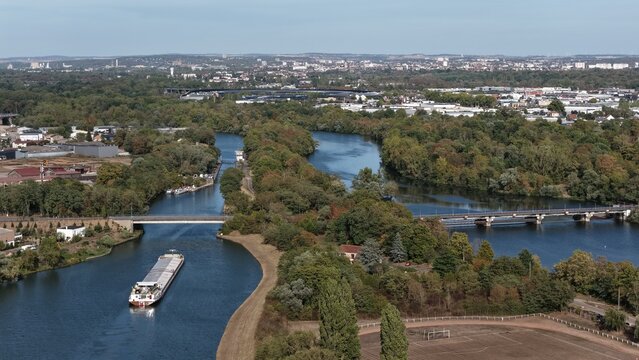vue a&eacute;rienne panoramique de la Moselle canalis&eacute;e avec une p&eacute;niche qui circule en direction de Metz entre les villages d'Ars-sur-Moselle et de Jouy-aux Arches. France septembre 2026