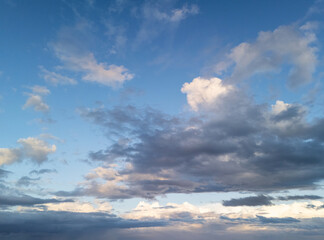 Obraz premium Clouds fill the sky in a late afternoon scene
