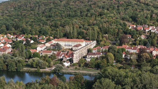 vue a&eacute;rienne panoramique de Jouy-aux-Arches et des vestiges historiques de son aqueduc romain qui passe au travers des rues de la commune, situ&eacute; pr&egrave;s de Metz, en Moselle. France septembre 2026 
