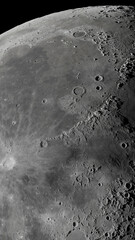 Gros plan 4K très détaillé de la surface lunaire montrant les cratères et les mers sur fond noir. © TF_studios