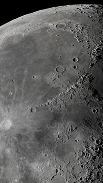 Gros plan 4K tr&egrave;s d&eacute;taill&eacute; de la surface lunaire montrant les crat&egrave;res et les mers sur fond noir.