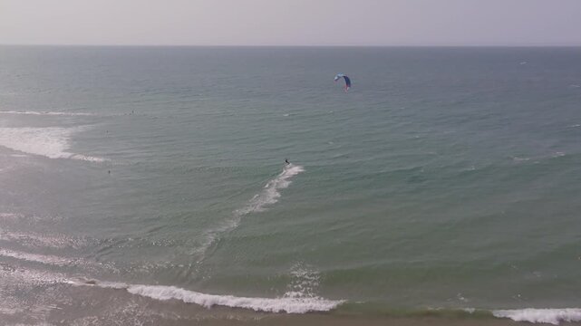 kitesurf a lo largo del mar de Mancora en Verano