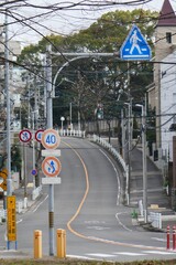 標識が並ぶ日本の住宅街の坂道 © apoptosis