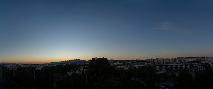 Vista de movimiento de las nubes en el atardecer de en las monta&ntilde;as de elche alicante Espa&ntilde;a