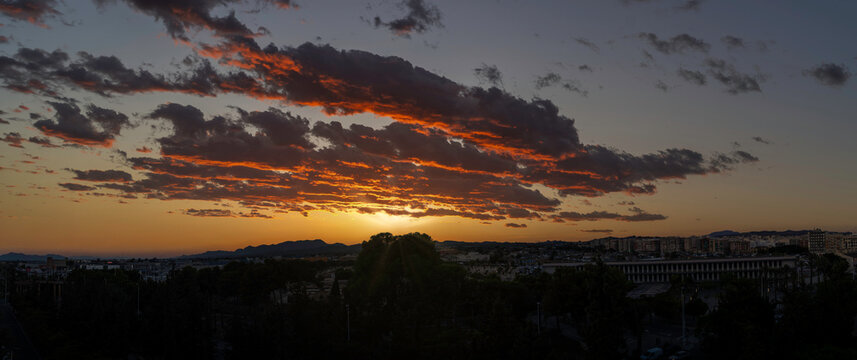 Vista de movimiento de las nubes en el atardecer de en las monta&ntilde;as de elche alicante Espa&ntilde;a
