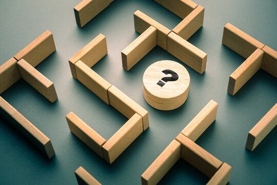Decision Making Under Uncertainty in a Complex Maze