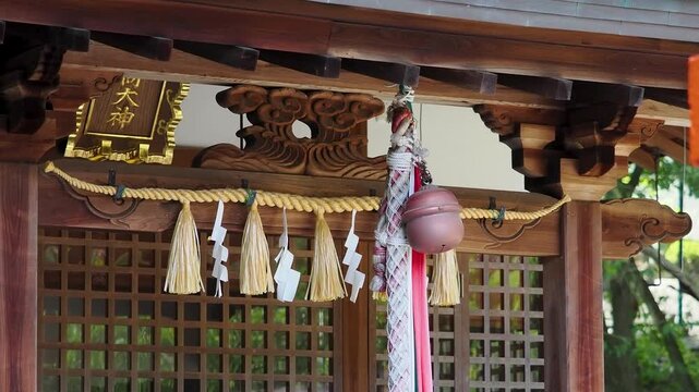 稲荷神社の本坪鈴と注連縄