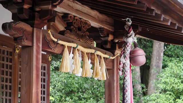 稲荷神社の本坪鈴と注連縄