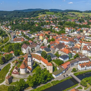 Die Kurstadt Bad K&ouml;tzting im Naturpark Oberer Bayerischer Wald aus der Vogelperspektive 