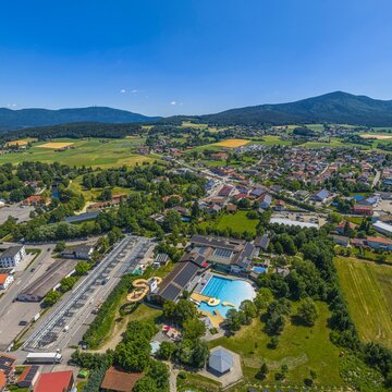 Die Kurstadt Bad K&ouml;tzting im Naturpark Oberer Bayerischer Wald aus der Vogelperspektive 