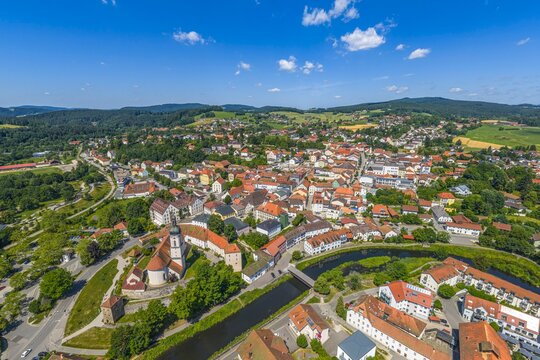 Sommerlicher Blick auf die Stadt Bad K&ouml;tzting am Wei&szlig;en Regen in der Oberpfalz