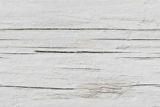 Texture di superficie in legno bianco verniciato, con crepe naturali e venature consumate in stile shabby chic. Ideale come sfondo rustico o vintage per interni.