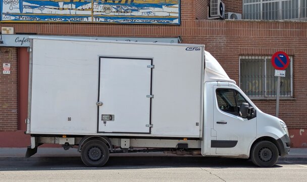 Vista lateral de cami&oacute;n refrigerado Renault Master para reparto y transporte de productos que necesitan fr&iacute;o para su conservaci&oacute;n. Madrid, Espa&ntilde;a, 28 de junio de 2026